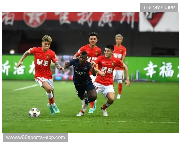 赛后分析:北京足球队与广州足球队球员个人能力对比与表现评估 赛后分析:北京足球队与广州足球队球员个人能力对比与表现评估