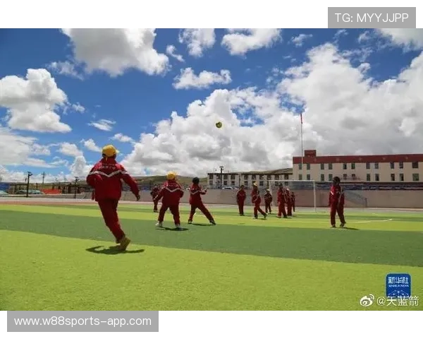 新疆足球明星崛起之路：从草原到绿茵场的传奇故事