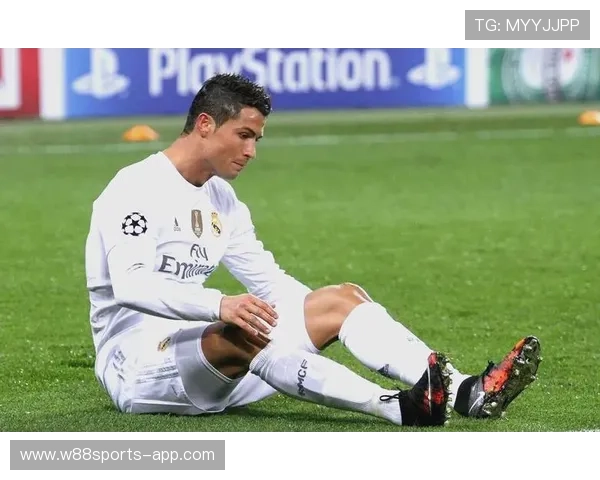 足球巨星C罗在绿茵场上的精彩瞬间与踢球技艺展示