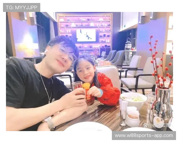 足球明星温馨时刻亲自为女儿扎辫子展现父爱与柔情的完美结合